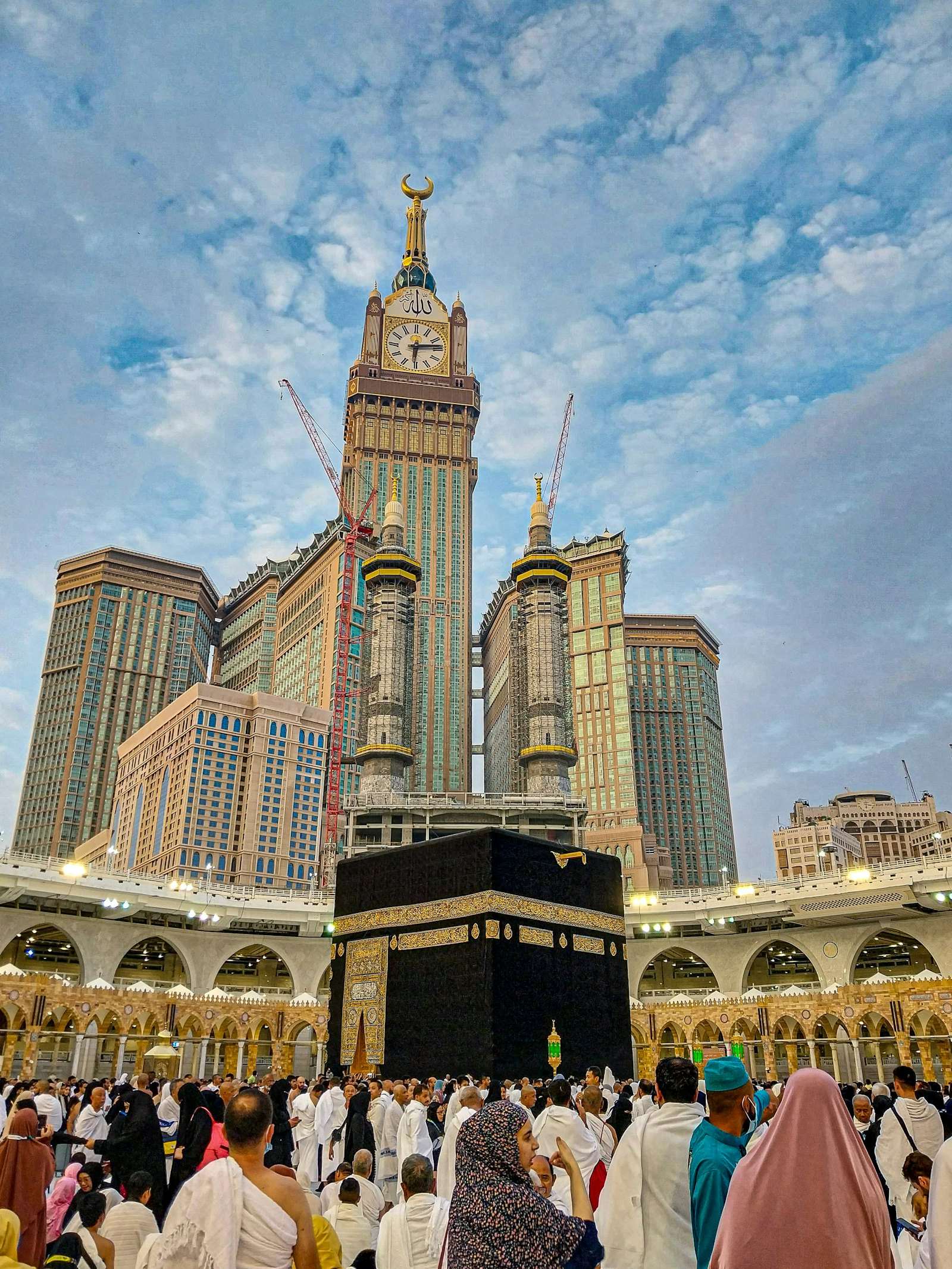 Pilgrims gathered before the Kaaba