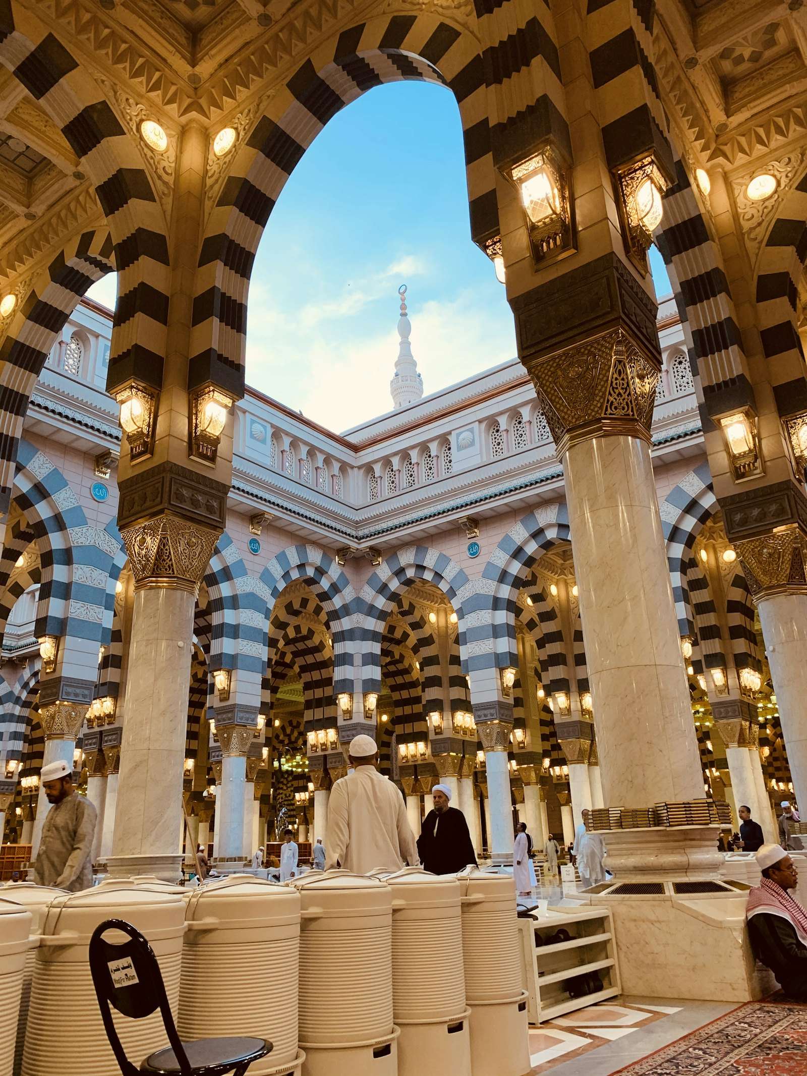 Arches and columns inside Al-Masjid an-Nabawi
